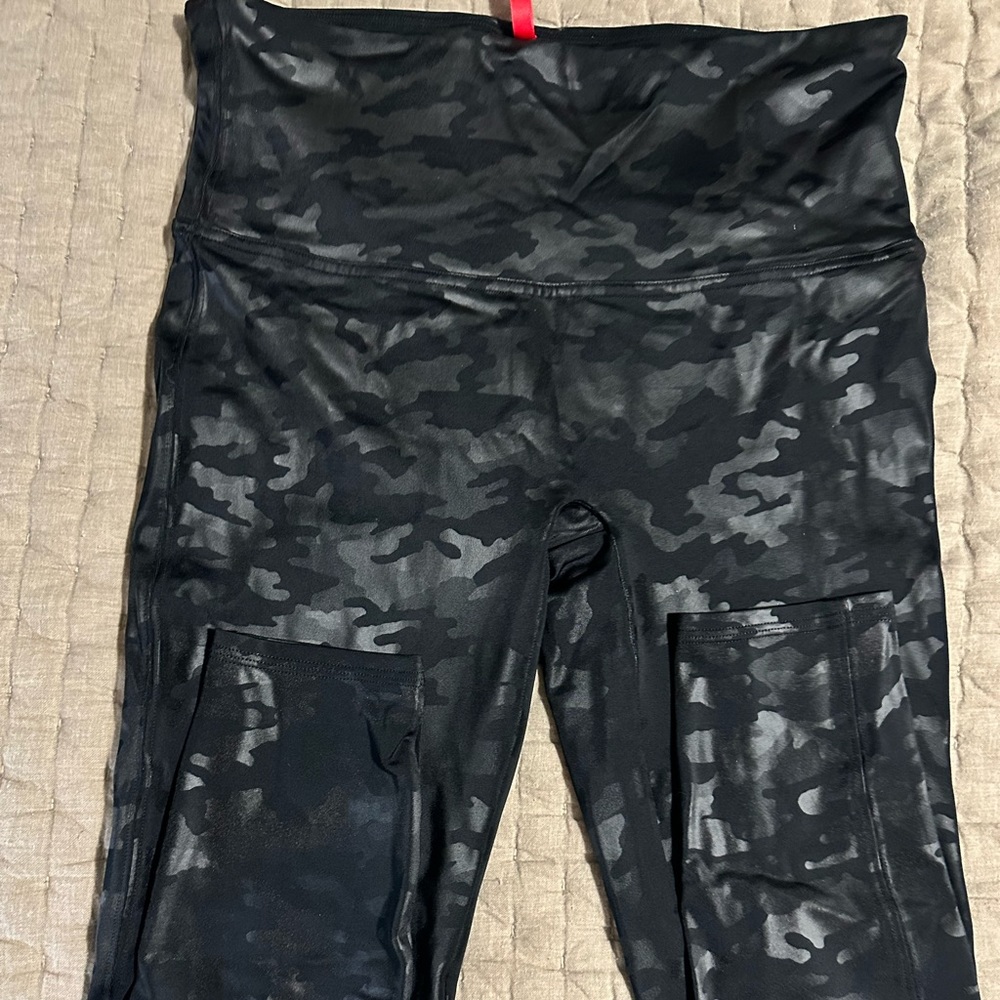 SPANX BLACK CAMO FAUX LEATHER LEGGINGS XL